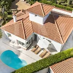 Exclusive Poolside Villa With Cine & Bbq By Rems