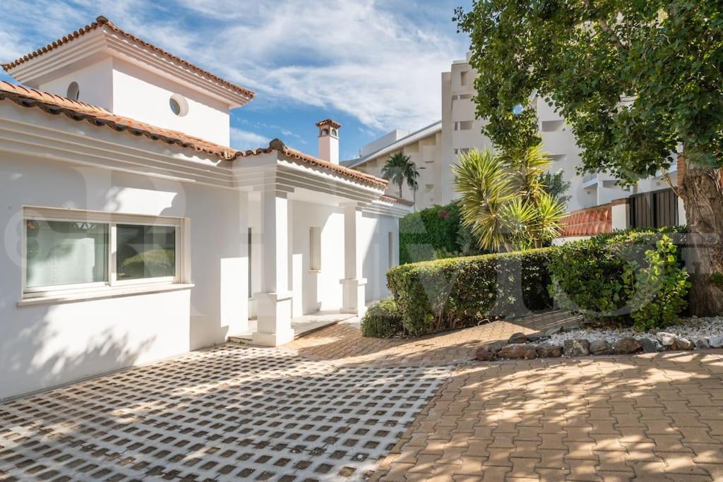 Villa Exclusive Poolside With Cine & Bbq By Rems Benalmádena