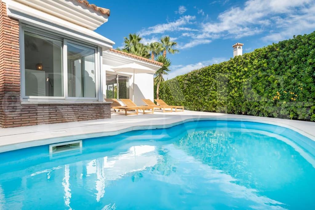 Exclusive Poolside With Cine & Bbq By Rems Villa Benalmádena