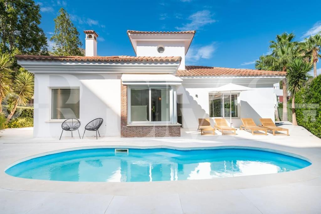 Exclusive Poolside With Cine & Bbq By Rems Villa